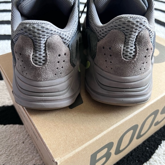 adidas Yeezy Boost 700 Mauve - Picture 12 of 13